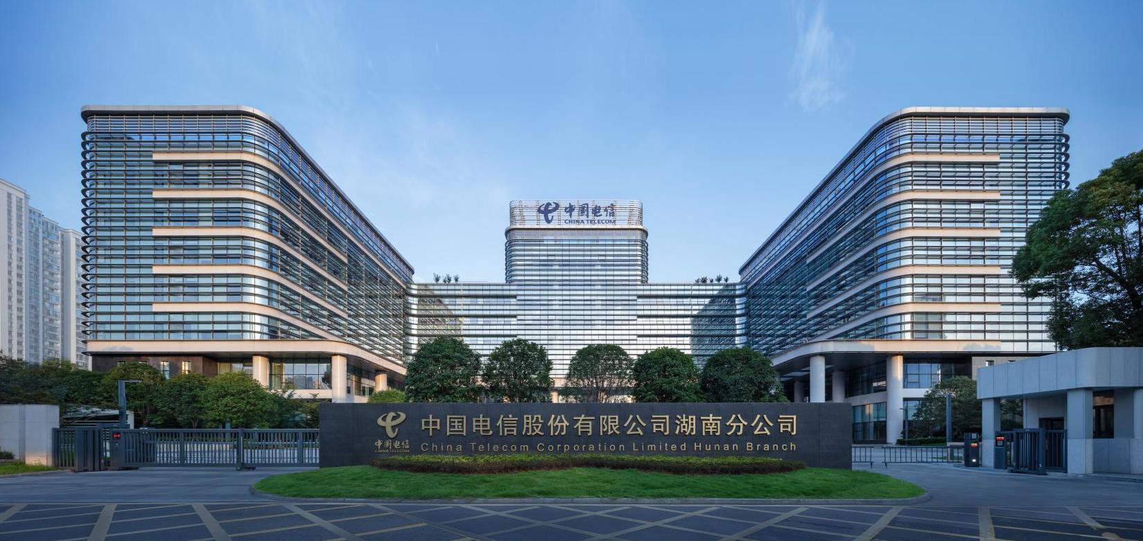 公司承建的湖南信息園（調(diào)度大樓、通信機(jī)房、地下室、附屬樓）工程榮獲兩項(xiàng)（土建、安裝）中國(guó)建設(shè)工程魯班獎(jiǎng)